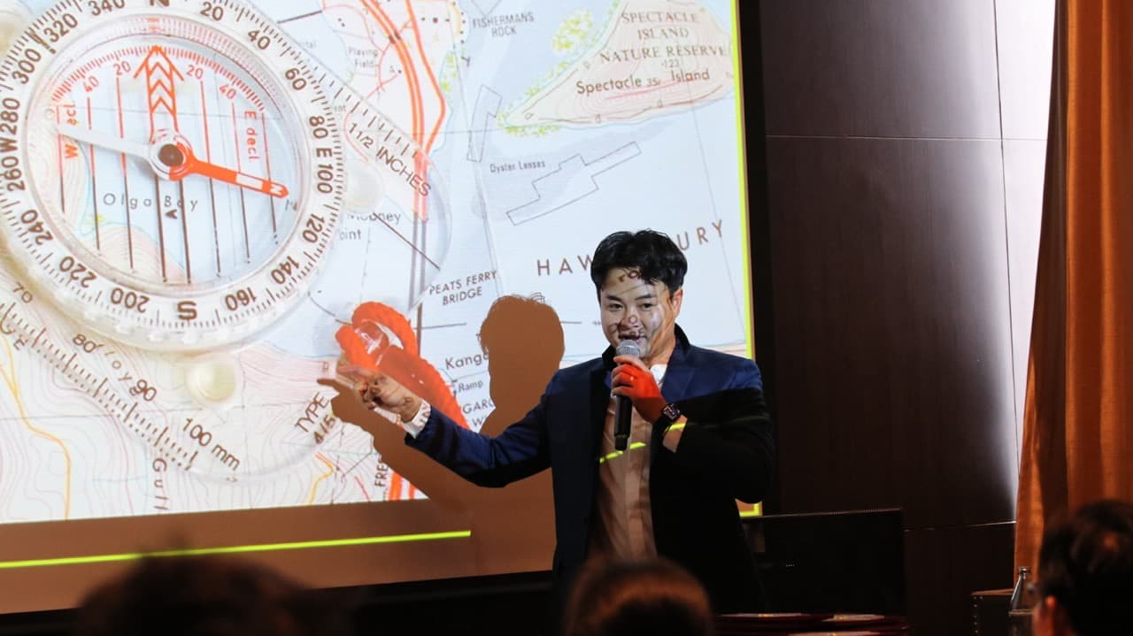 อ.ธีร์กำลังบรรยายเรื่องทิศและเข็มทิศบนเวที