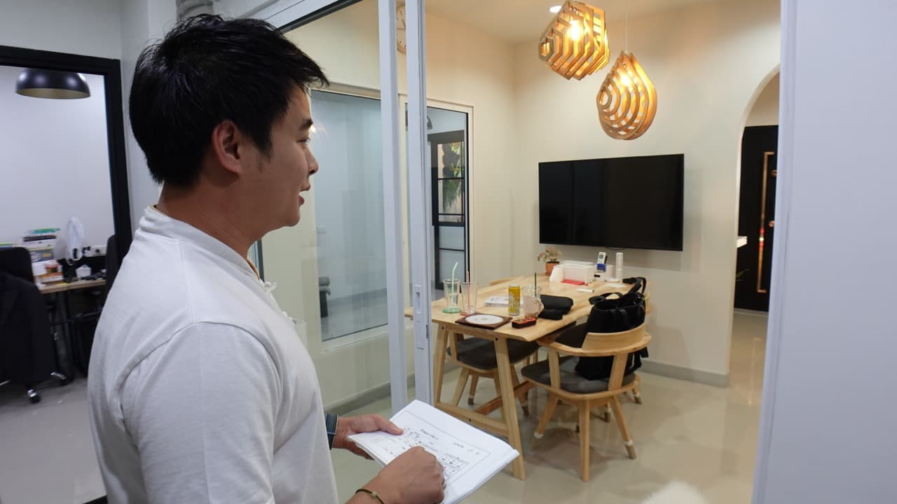อ.ธีร์กำลังตรวจแปลนและพื้นที่ภายในบ้าน