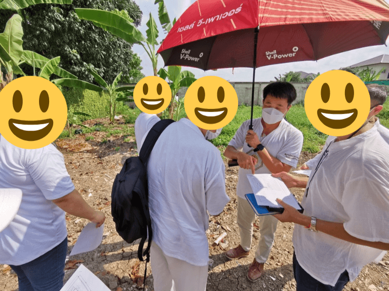 อ.ธีร์กำลังให้คำแนะนำระหว่างสำรวจพื้นที่จริง